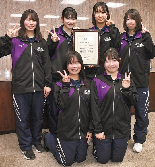 （後列左から）東屋さん、中野さん、牧野さん、山崎さん。（前列左から）越阪部さん、安藤さん
