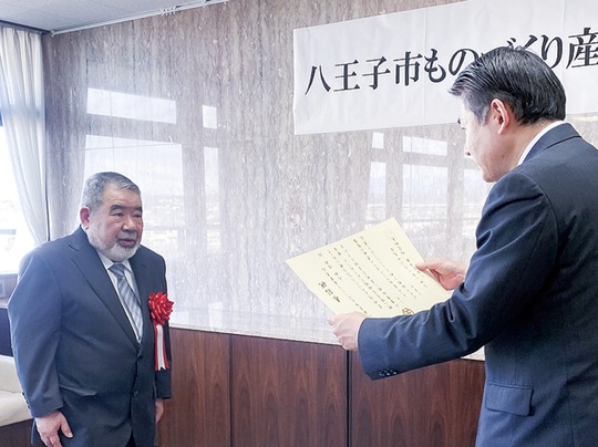 初宿市長（右）から表彰状を授与される池田さん