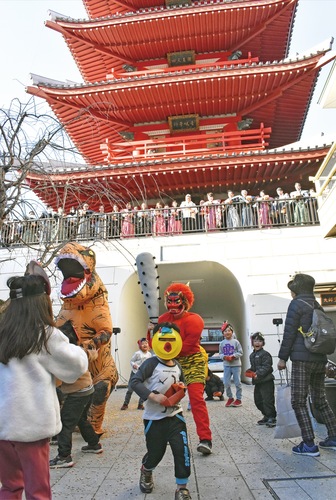 雲龍寺では木彫で日本一の達磨様が祀られている五重塔から豆まき