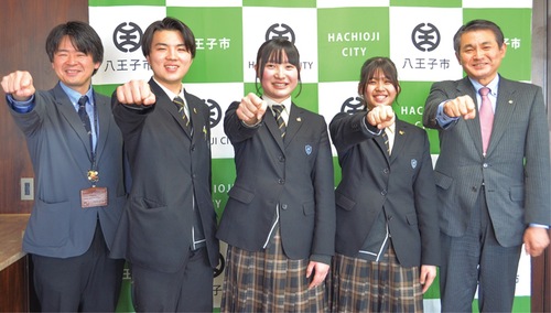 「熱響」ポーズを取る同部員らと初宿市長