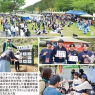 新緑の城跡に多くの人出