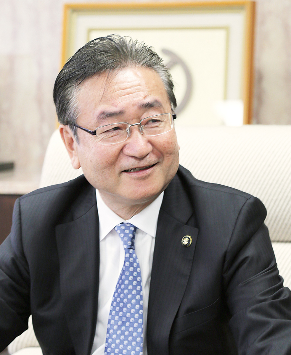 インタビューに応じる石森市長