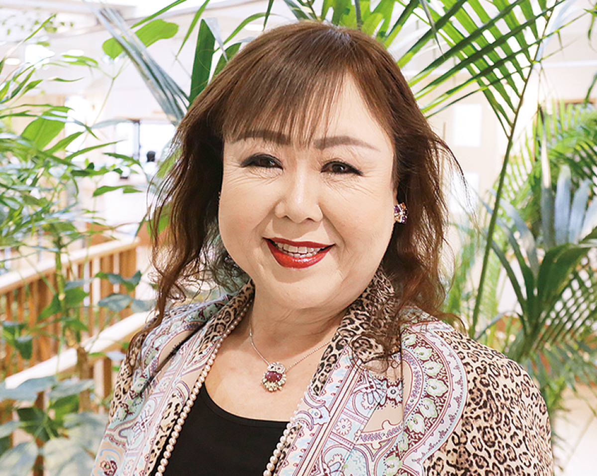 華やかな服装と素敵な笑顔で元気を与えてくれる