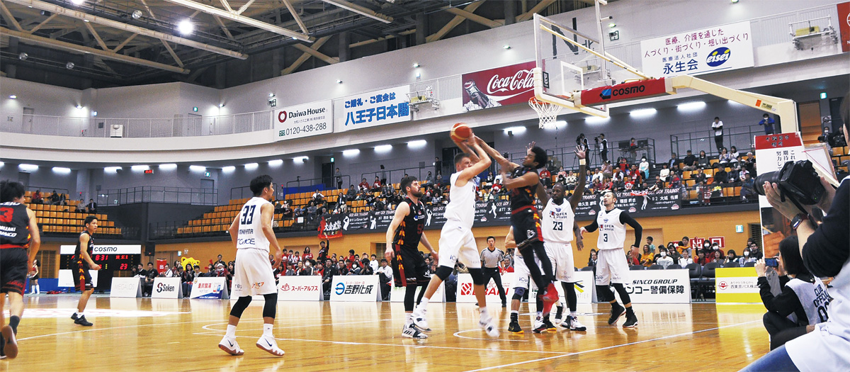 ボールを奪い合う両チームの選手＝22日の試合