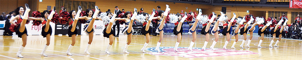 八王子、東京Ｚ両チームのチアリーダーによるパフォーマンス＝23日