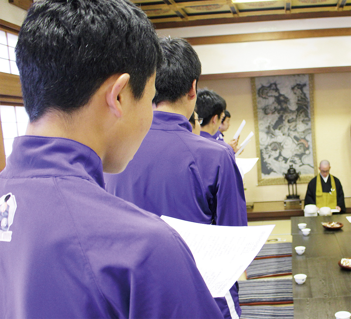 永林寺で、学生が坐禅合宿 (写真1)