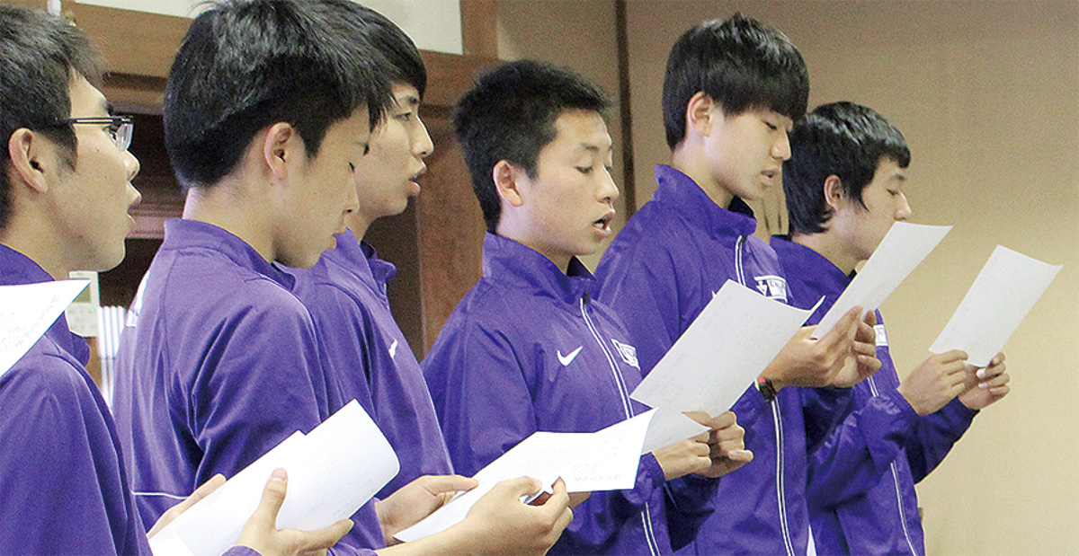 校歌の練習を行う新入生ら