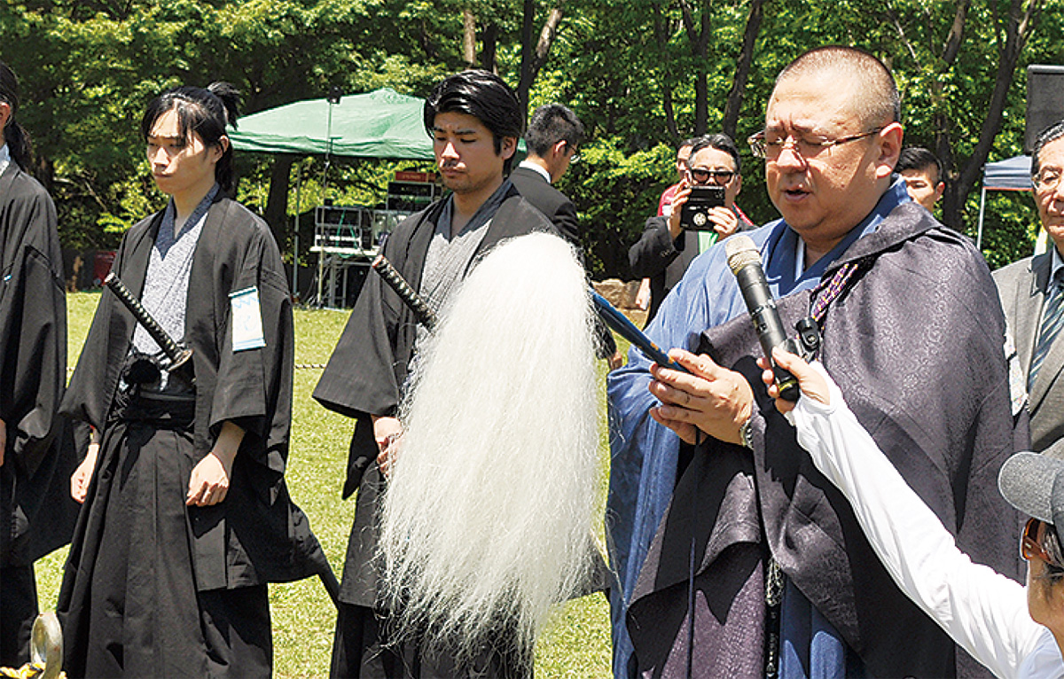 安全祈願をした足利住職＝右端