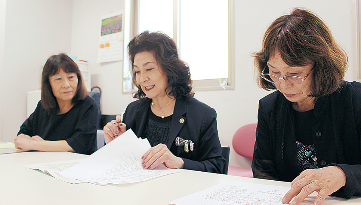 打合せをする同会メンバー（左から矢澤豊子さん、加藤会長、夏秋久代さん）