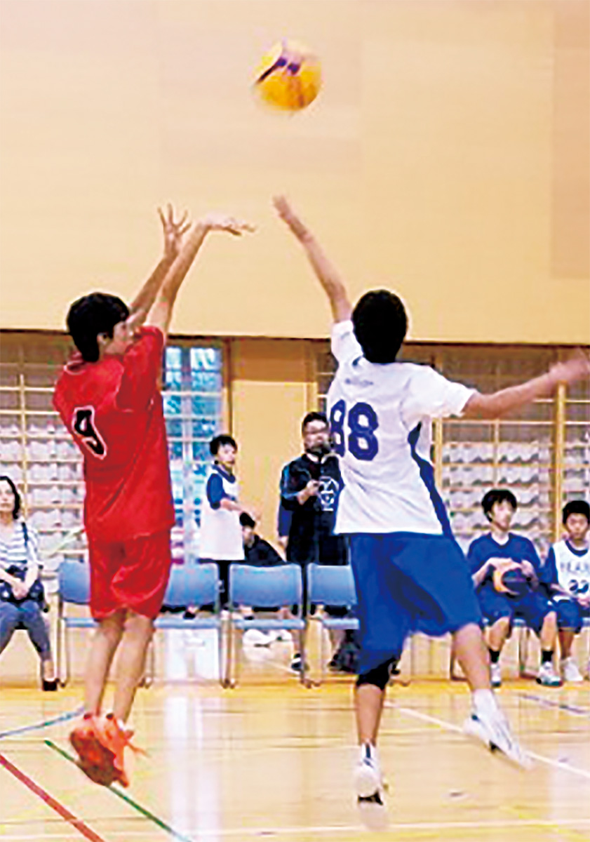 得意のジャンプシュートを放つ曽根選手（左）