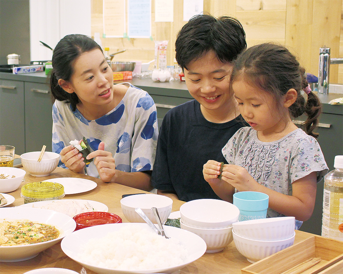 首都大の“お姉さん”たちと食事を楽しむ子ども