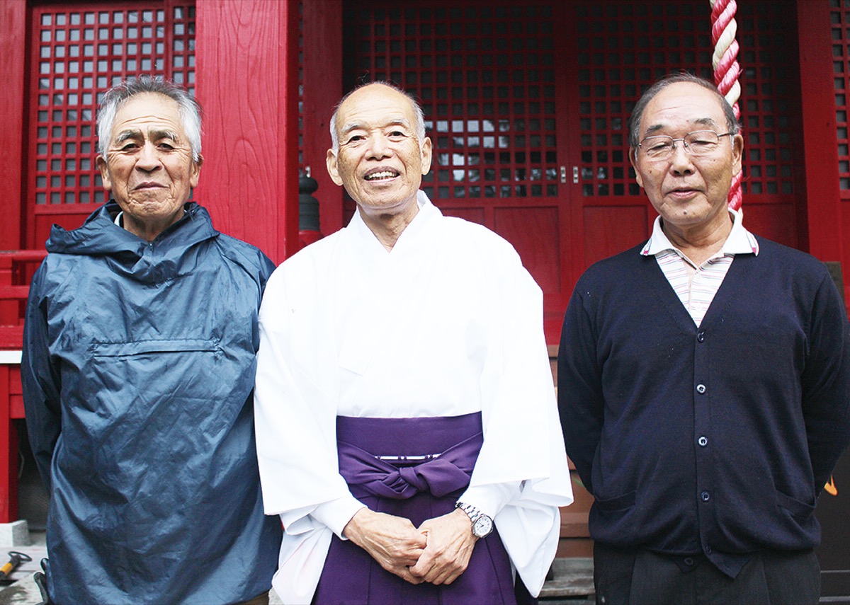 井上宮司(中央)と神社・総代の2人(田中利雄さん(左)と田中良雄さん)