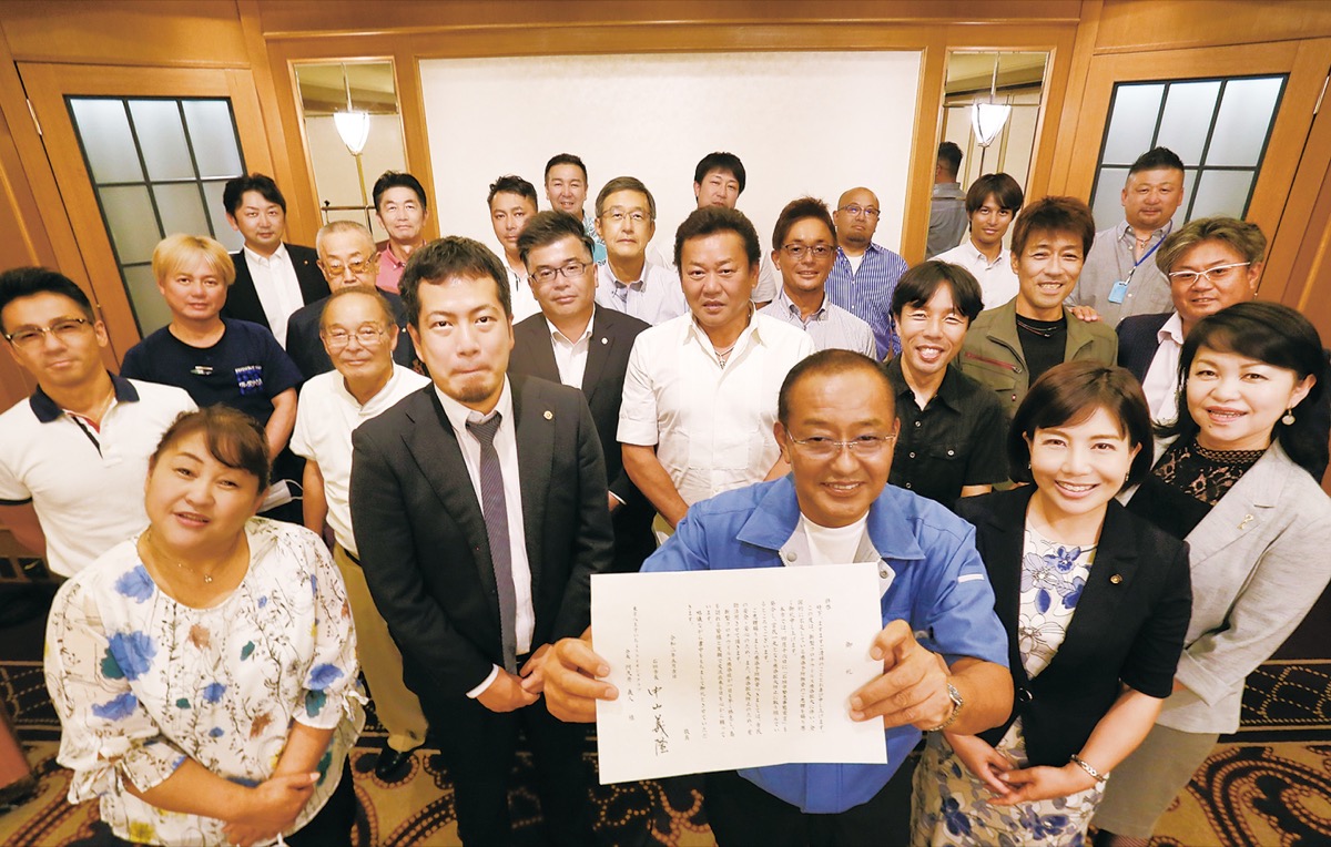 いちょうＬＣメンバー。前列で石垣市長からの感謝状を持つのが阿久井会長