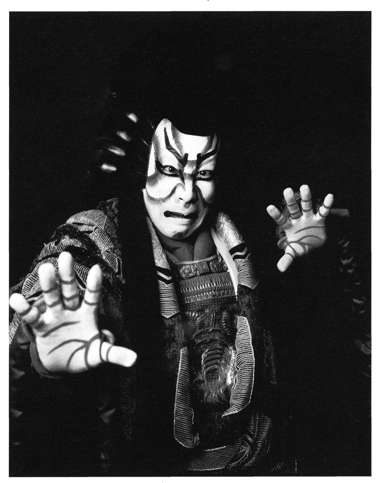 展示される薄井さんの作品。今回の展示はカラー９点、モノクロ５点を用意。薄井さんによると「カラー作品は今世界が注目している日本の和紙を使用した、最新技術による仕上げ」だそう。掛け軸に仕上げた作品も展示されるという