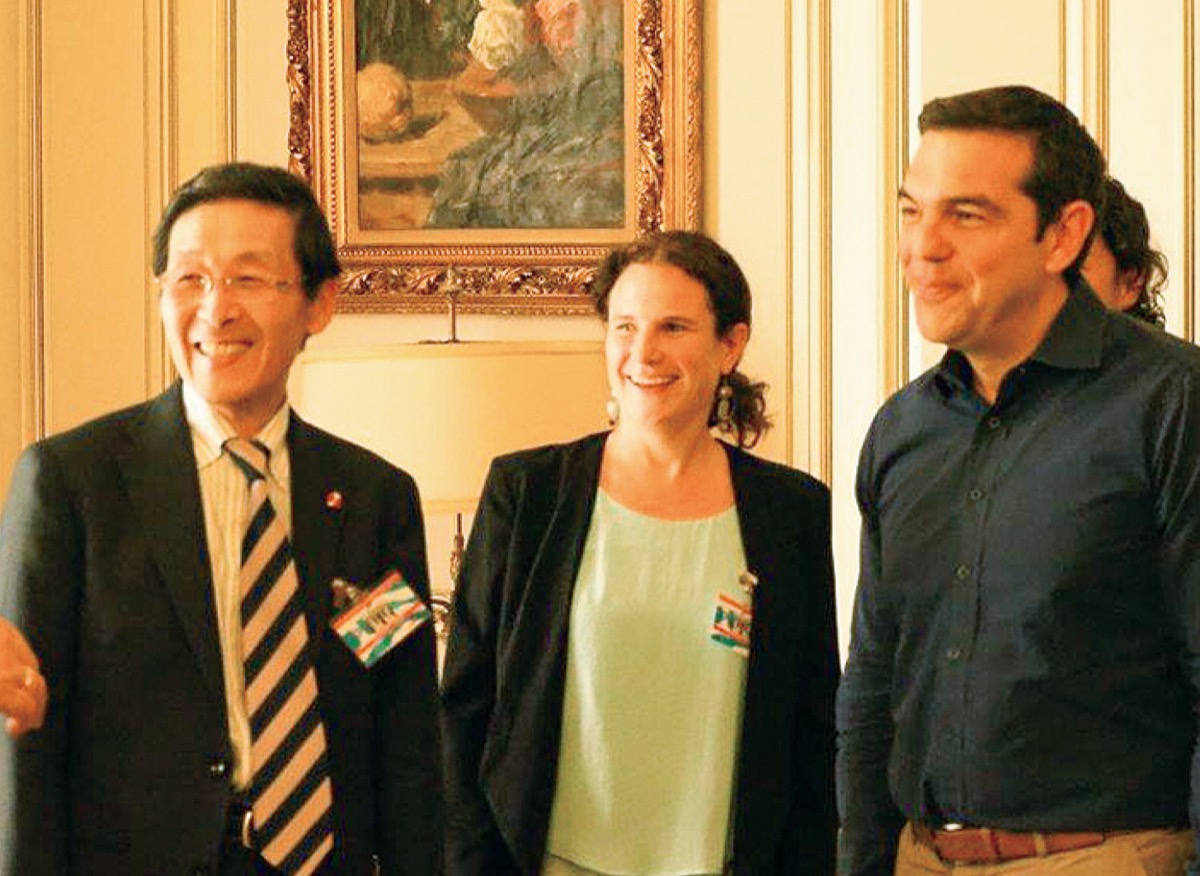 ２０１８年ギリシアを訪問した際、ツィプラス首相（右端）を謁見した様子＝提供。左端が上田さん