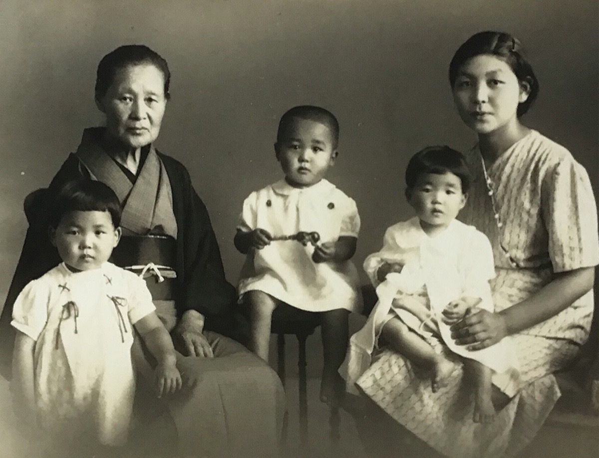 2歳の頃の上田さん＝中央＝と家族＝提供写真。戦地の父へ送るために母と祖母、子供3人にて。原爆投下１年前の1944年8月、広島で撮影