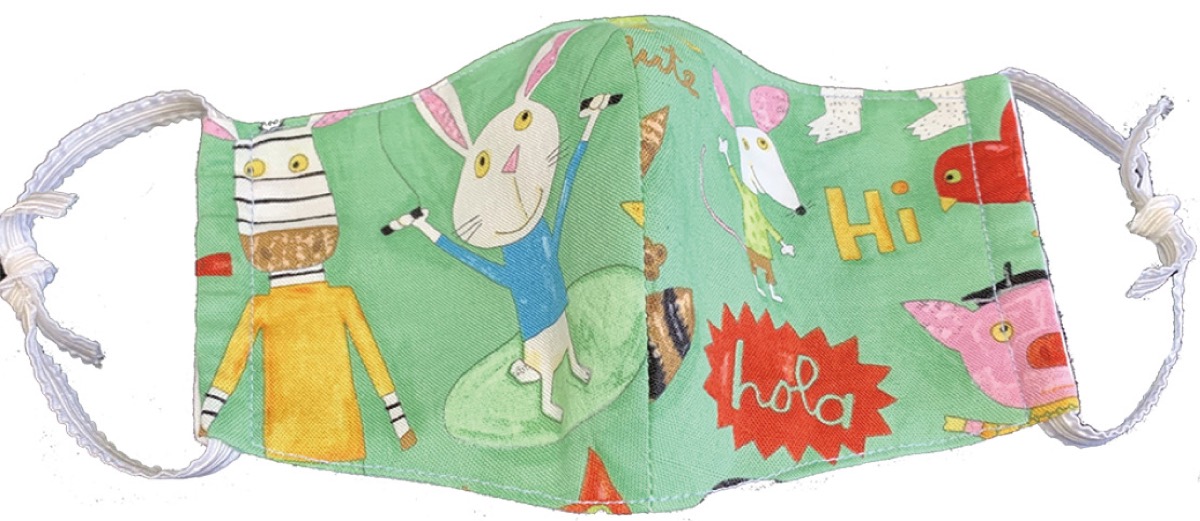 グリーンの地に動物の絵柄があしらわれた子ども用マスク（税込み300円）。大人用は税込み500円。