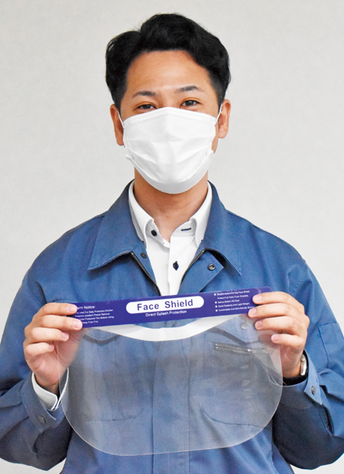 寄付したものと同じフェイスシールドを持つ加島さん