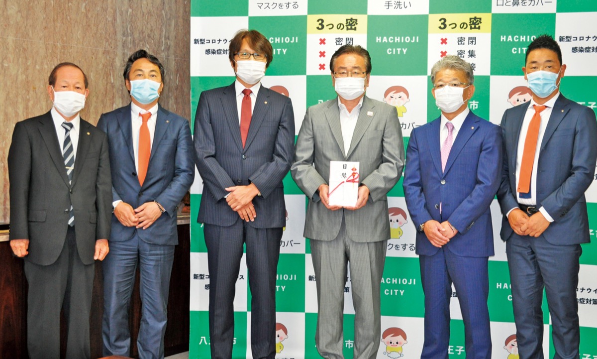 寄付をした南ＲＣメンバーと石森市長＝右から３人目。左から３人目が福澤さん