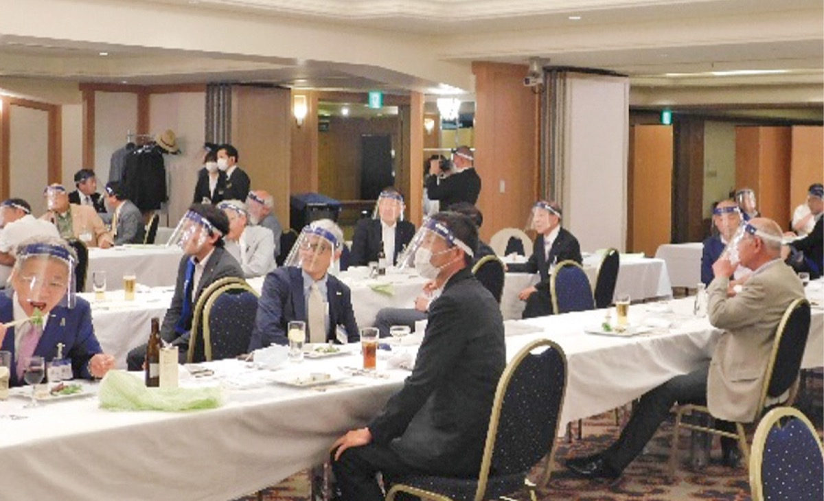 フェイスシールド着用で行った例会の様子＝提供写真