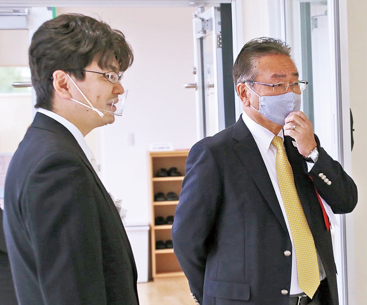 石森市長（右）に園舎を案内する鈴木園長