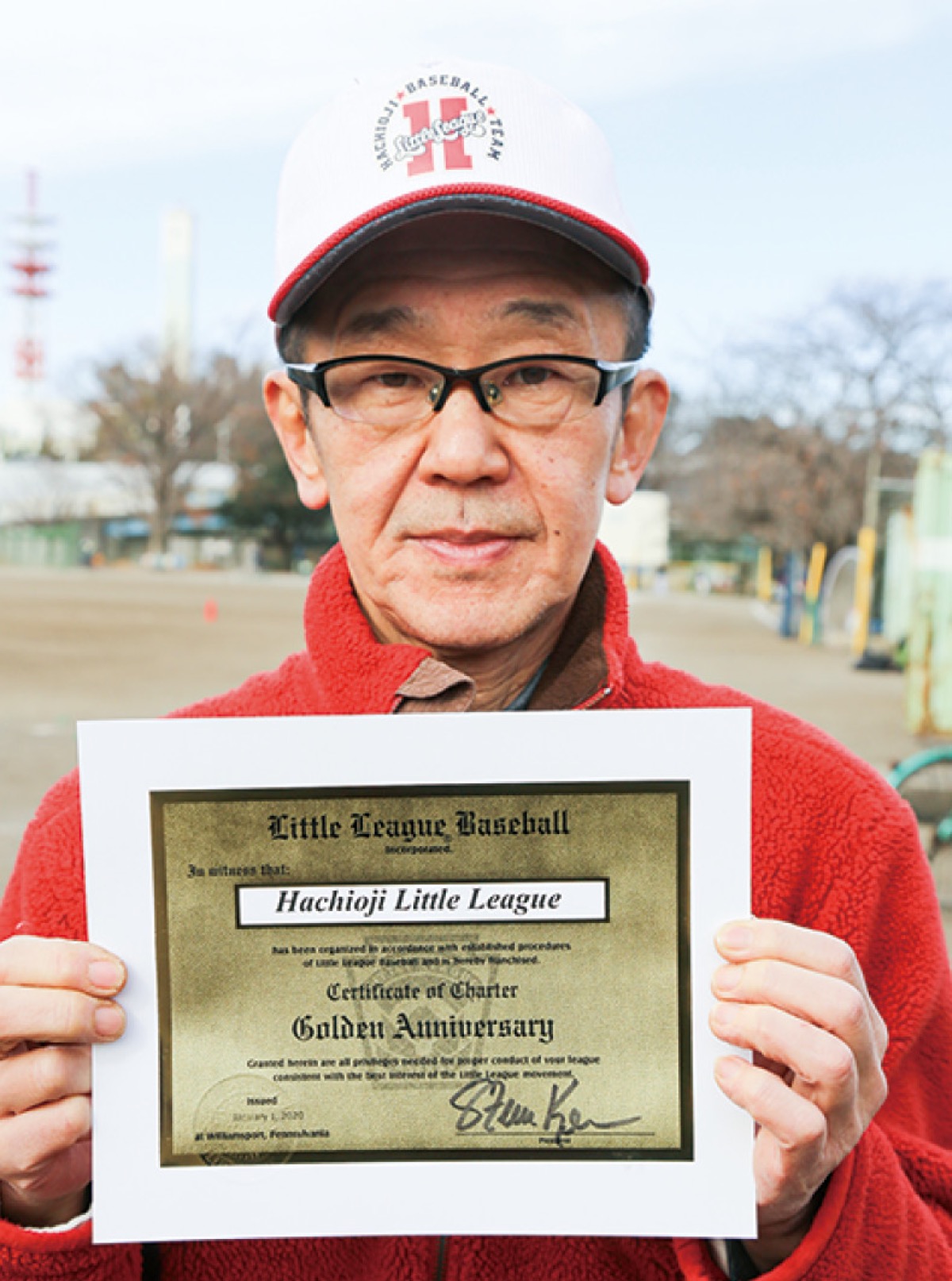 米ＬＬから進呈されたプレートを持つ土田さん