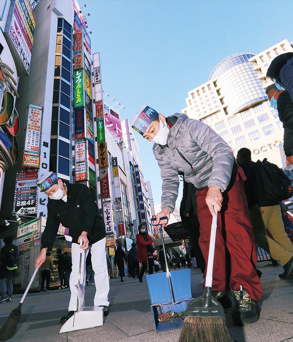 地域清掃で７周年祭 (写真1)