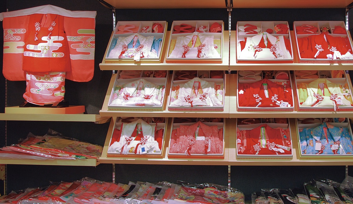七五三のお祝い着がずらりと並ぶ店内