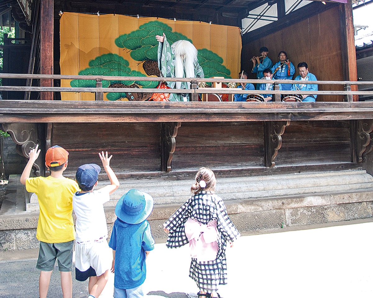奉納を見守る子どもたち