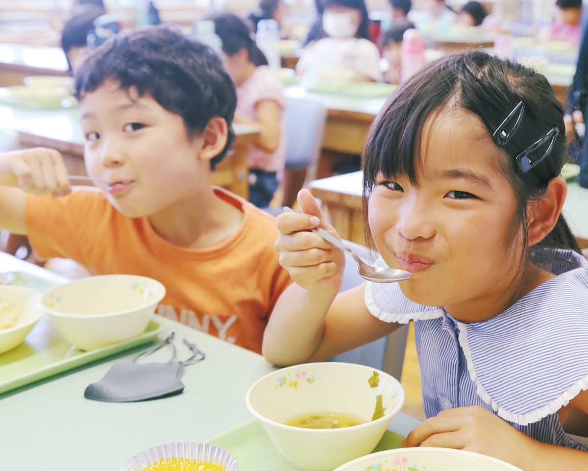 小宮小学童保育所での給食の様子。この日はカレーライスとわかめスープ、そしてデザートにみかんゼリーがついた