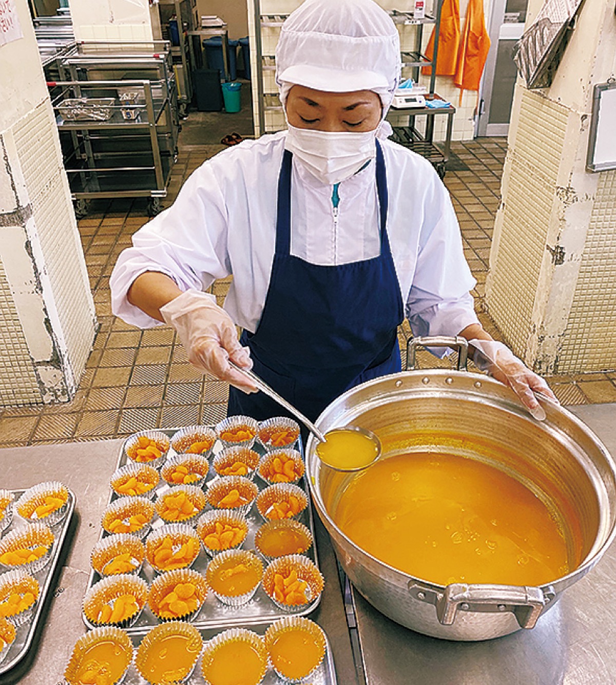 調理の様子。全校分だと温度管理が難しいデザートなどのメニューも出せる（写真提供：八王子市）