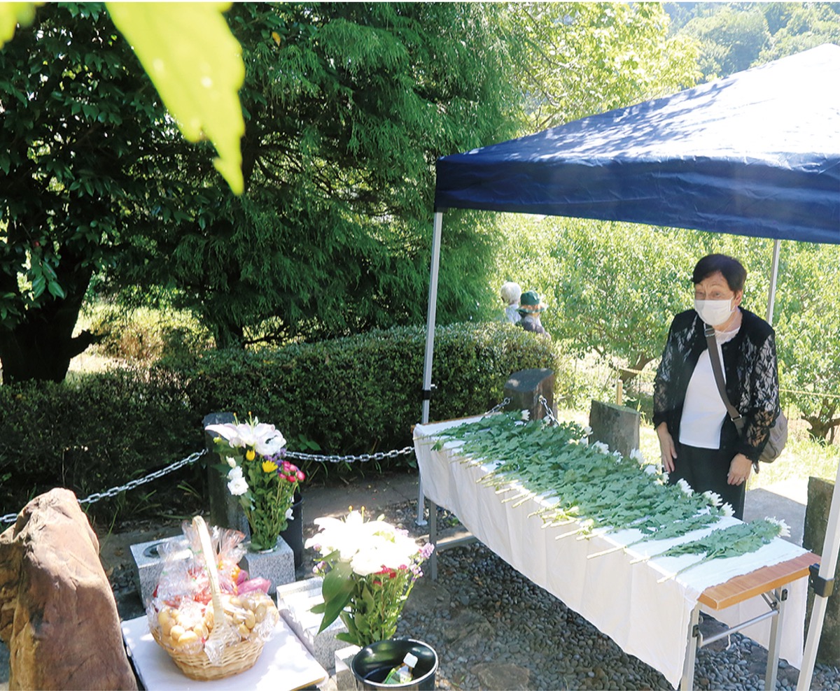遺族の黒柳さんも献花に訪れた