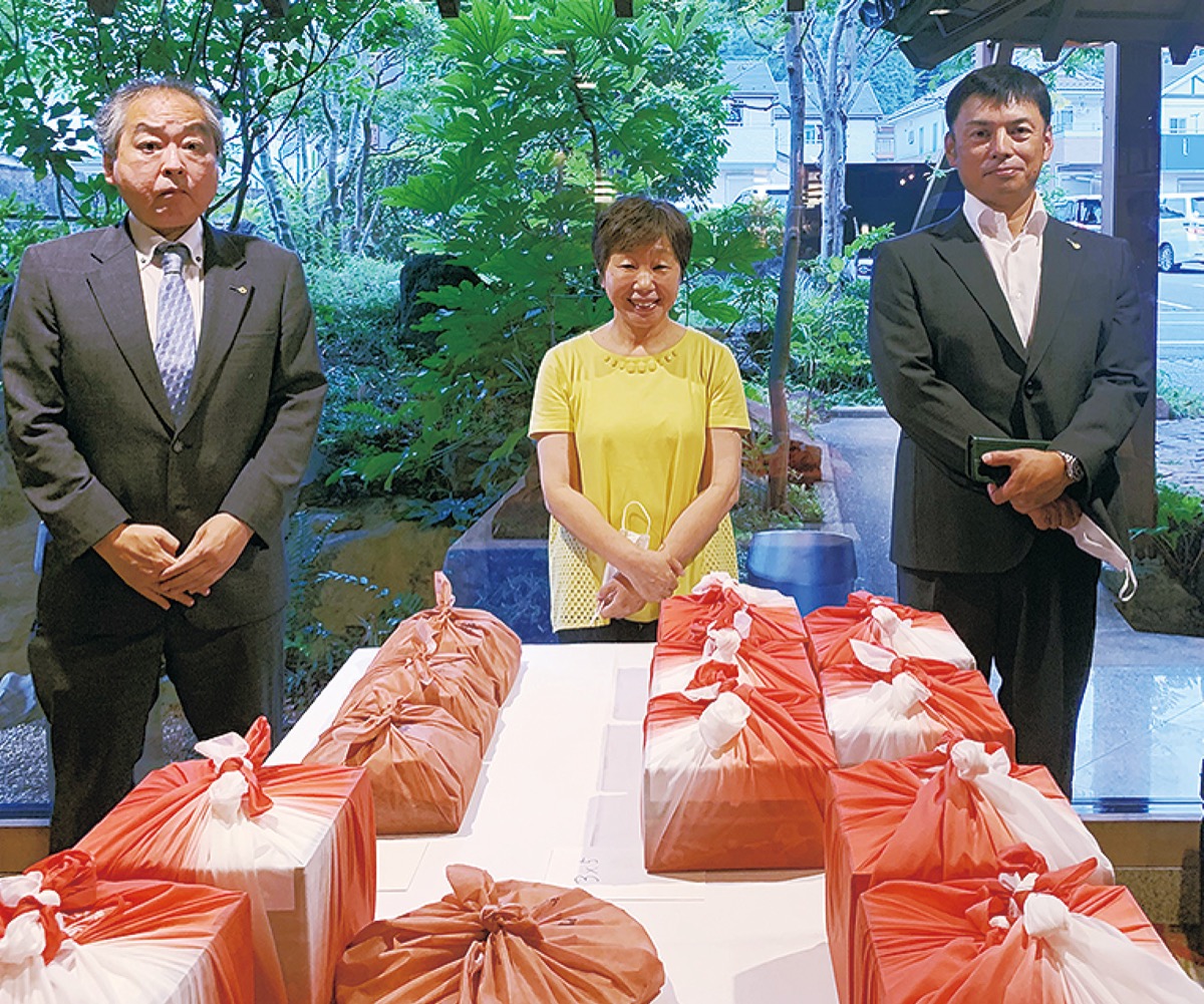 弁当を前に左から北RC芳賀会長、ほいっぷの坂本さん、同RCの青柳裕之会員=同RC提供