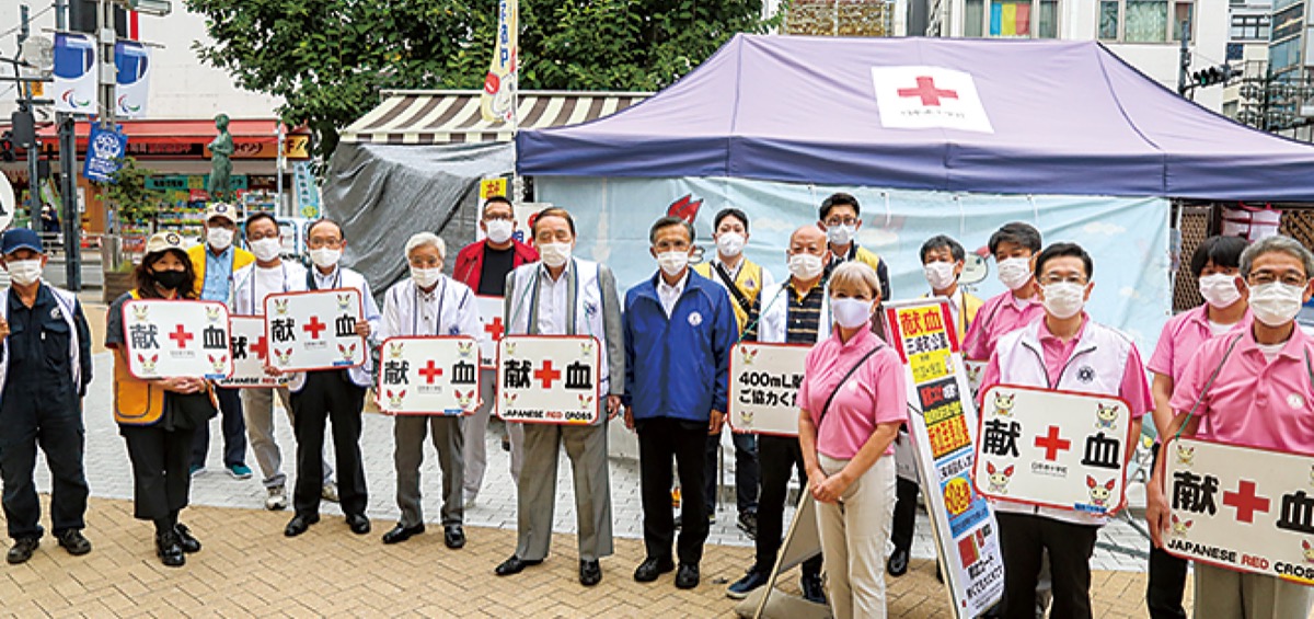 呼びかけを行うクラブ員