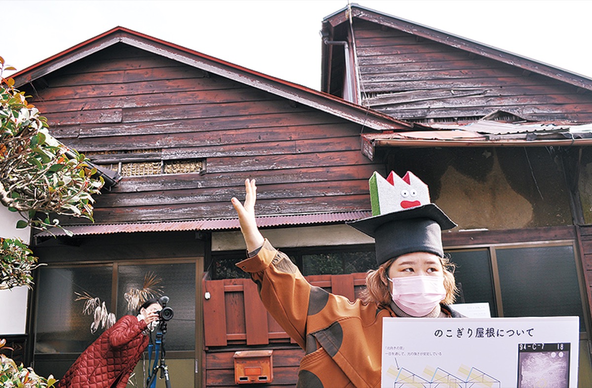 昨年12月に開催された公開イベントの様子。愛知県出身のテキスタイルデザイナー、小島日和さんが「のこぎり屋根」の原島織物工場を案内した。帽子はのこぎり屋根をデザインしたもの