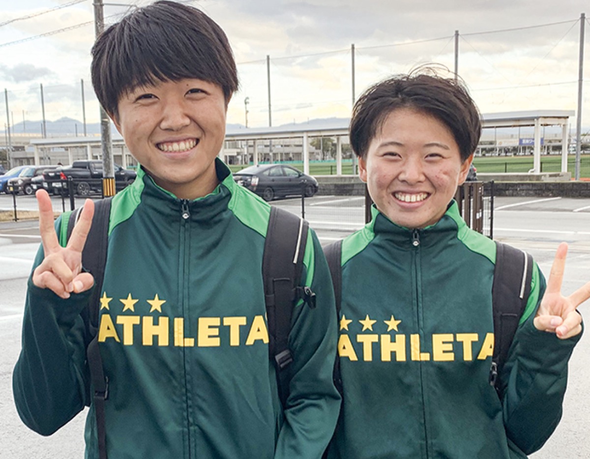 佐怒賀選手(右)と黒川選手=保護者提供写真