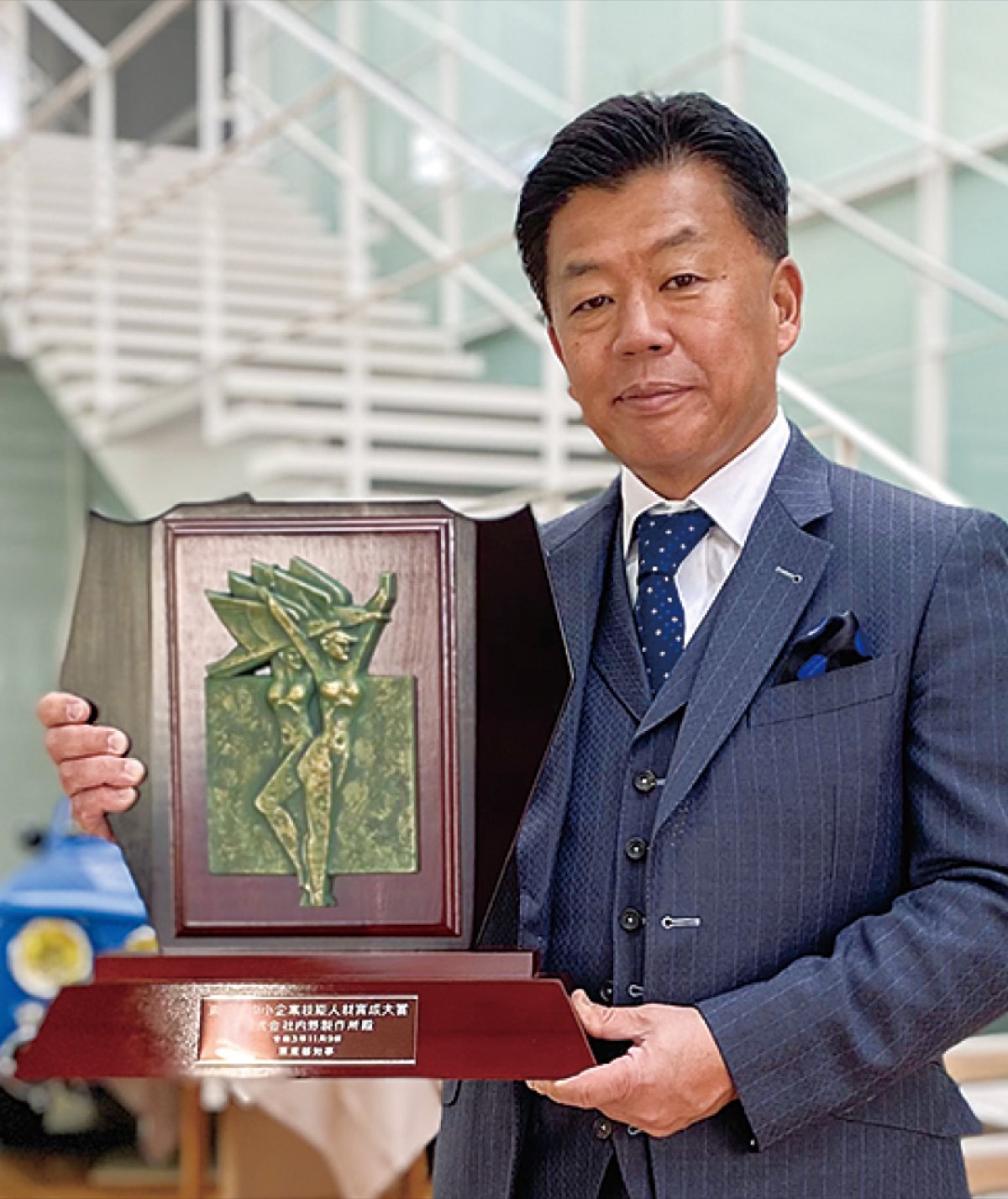 都によるものづくり表彰についての盾を持つ内野社長