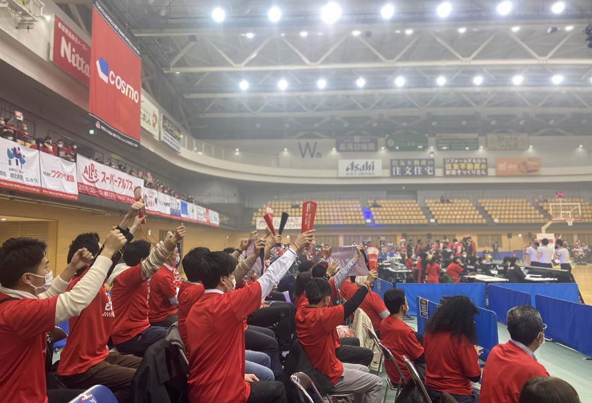 赤いTシャツを着て応援する来場者