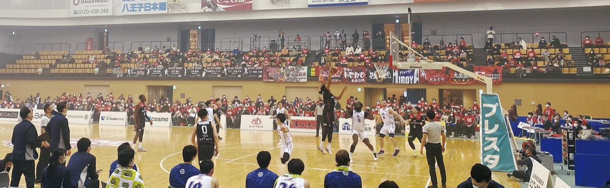 18日の試合の様子。黒いユニフォームが八王子