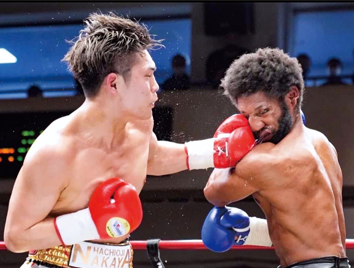左フックを決める佐々木選手＝写真／福田直樹