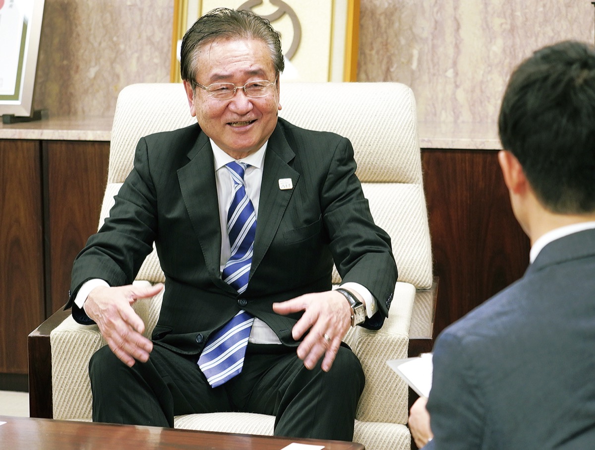 「各事業を前進させたい」と力を込める石森市長