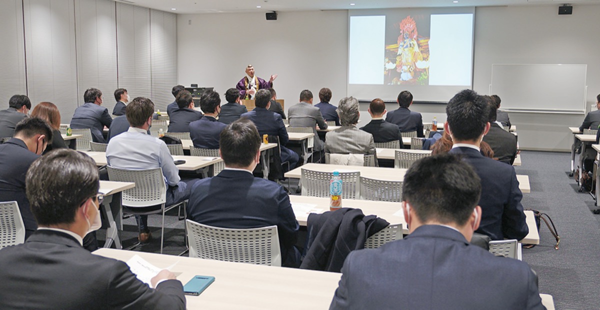 講演に耳を傾ける参加者