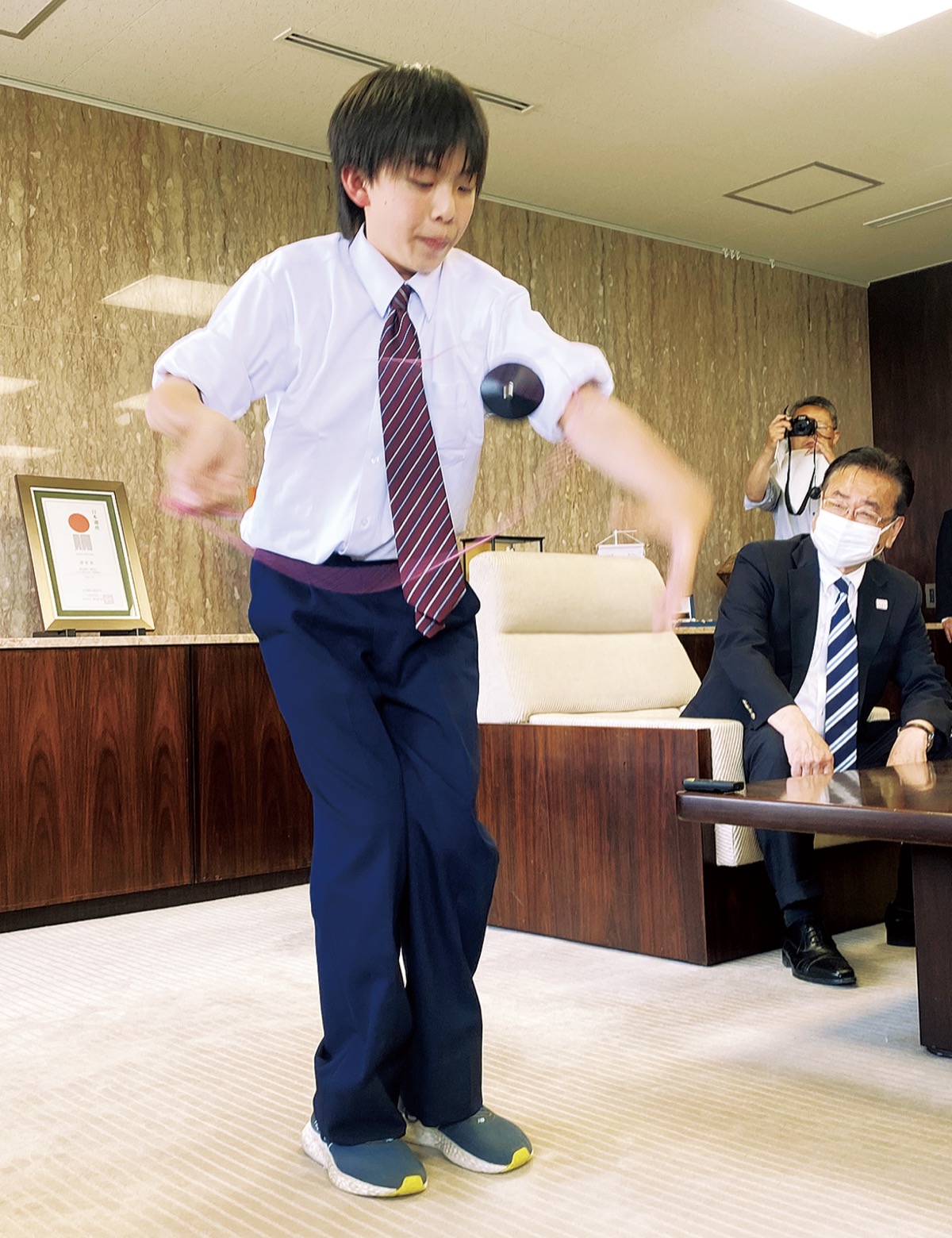 市長表敬の場で、技を披露する長谷川さん