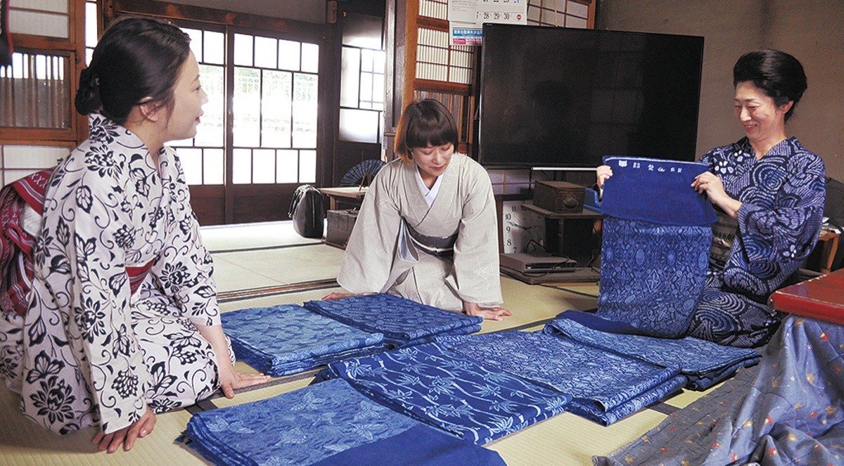きれいに染め上がった反物に笑顔がこぼれる　＝６月８日・野口染物店で撮影