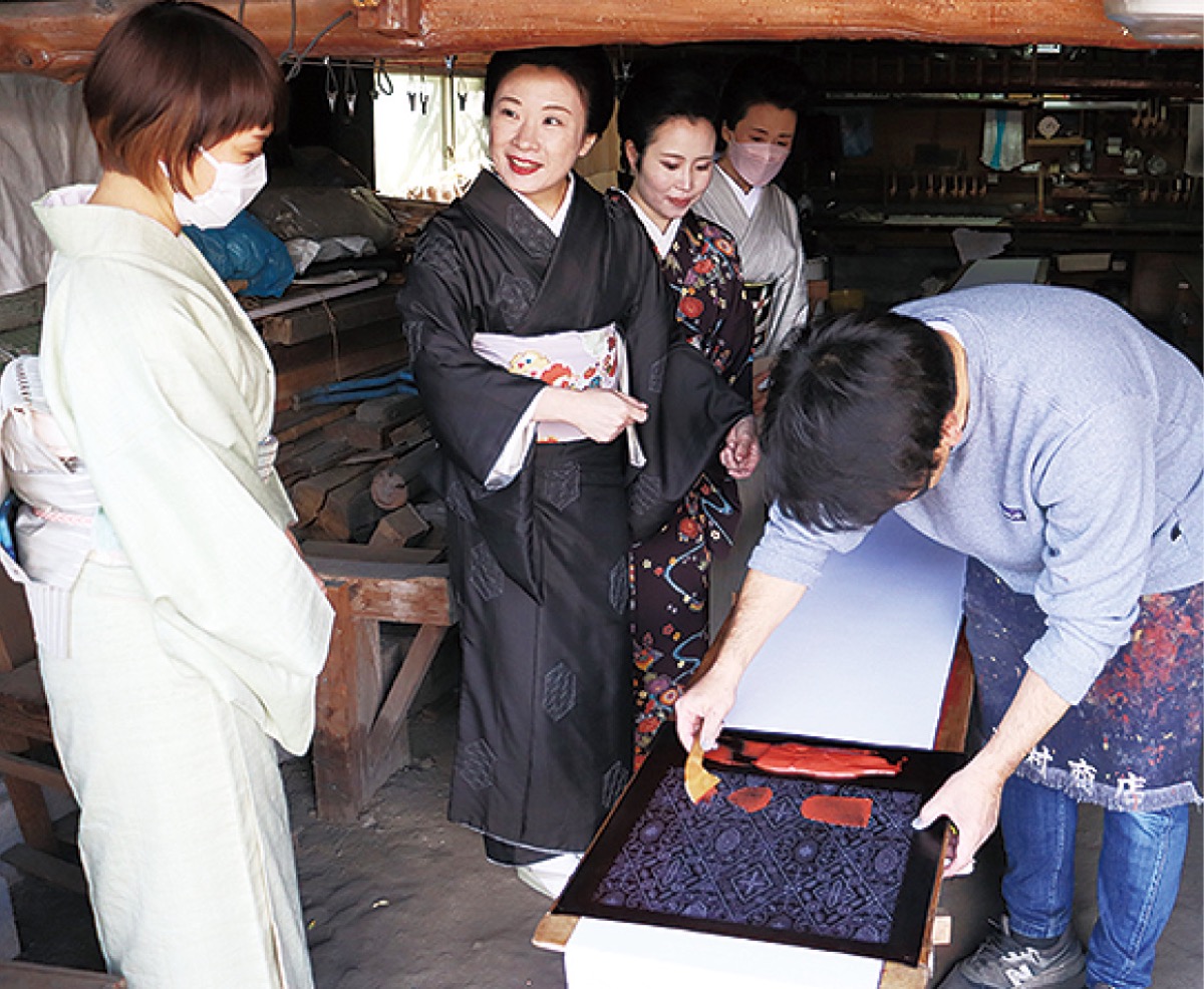 芸妓衆らが藍染の工程を見学