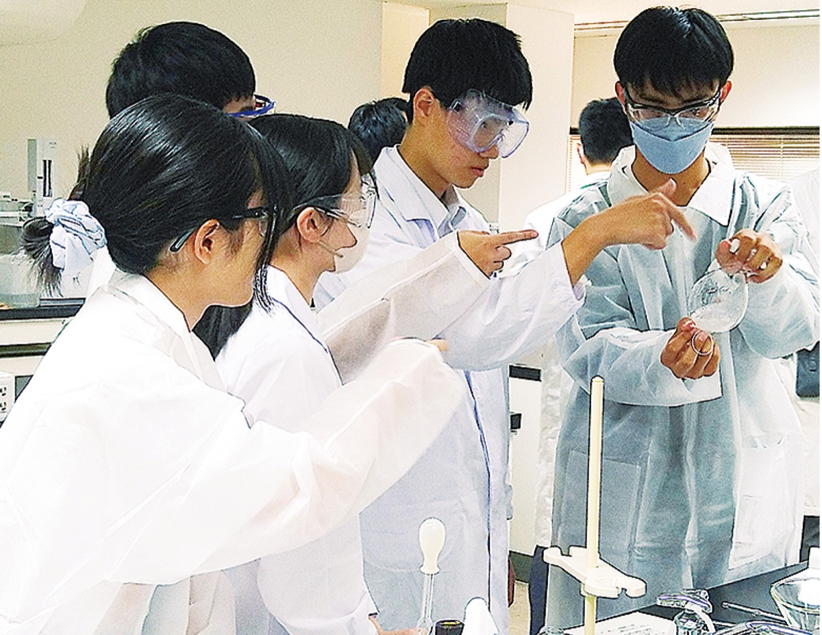高校生らによる化学実験＝同大提供