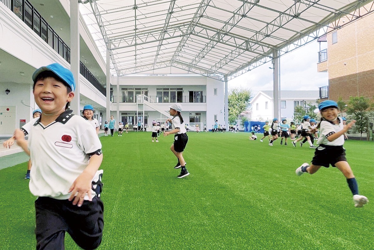 新しくできた園庭で走り回る園児たち
