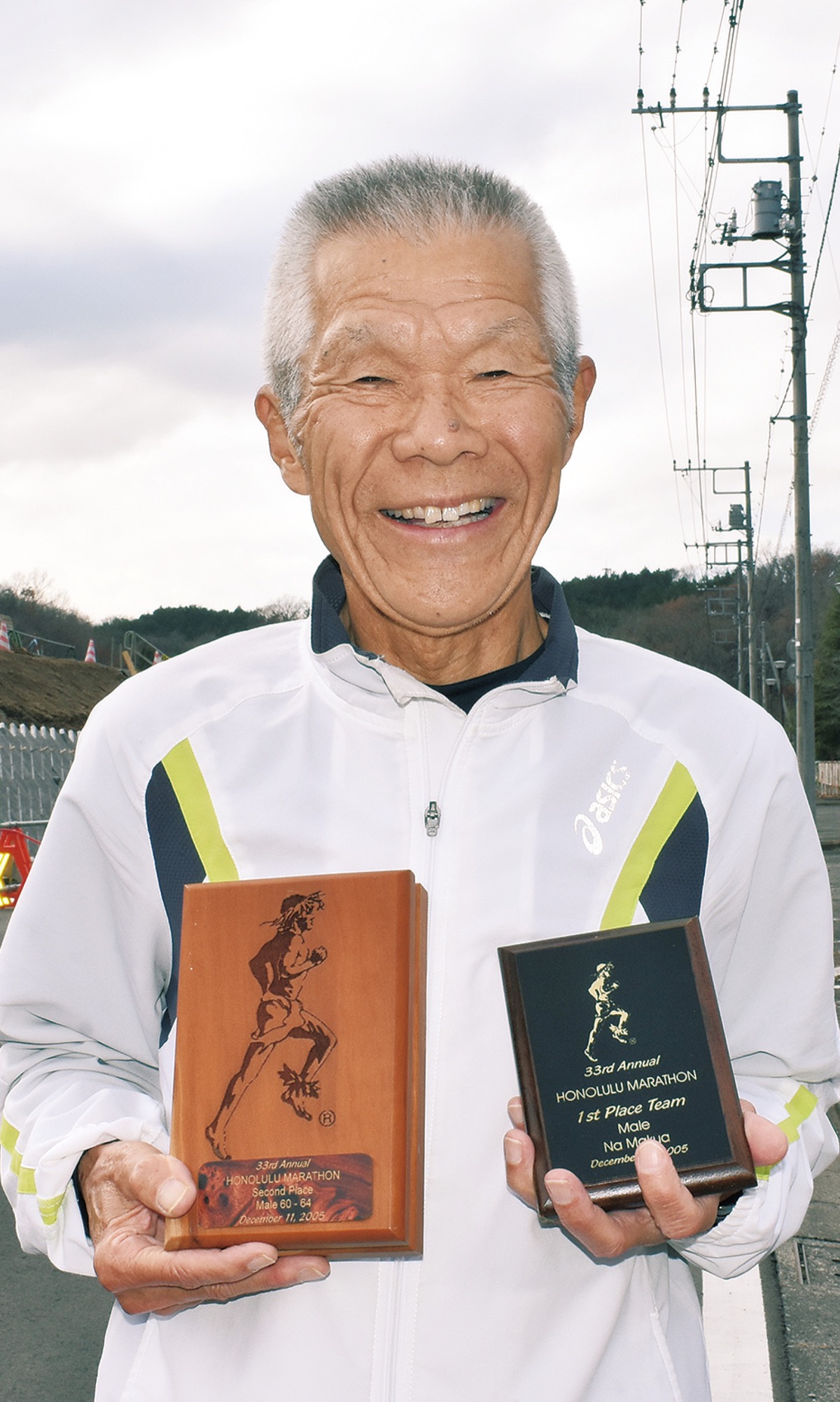 ホノルルマラソンで入賞した盾を持つ上林さん
