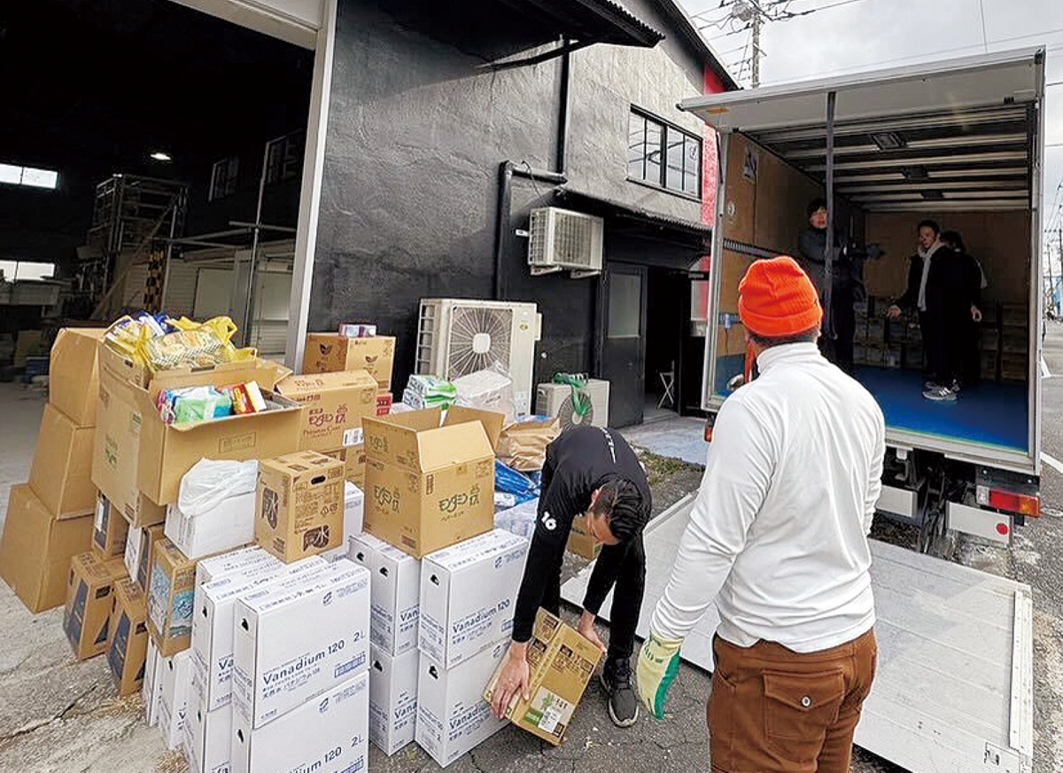 ＪＣメンバーが協力して荷造り