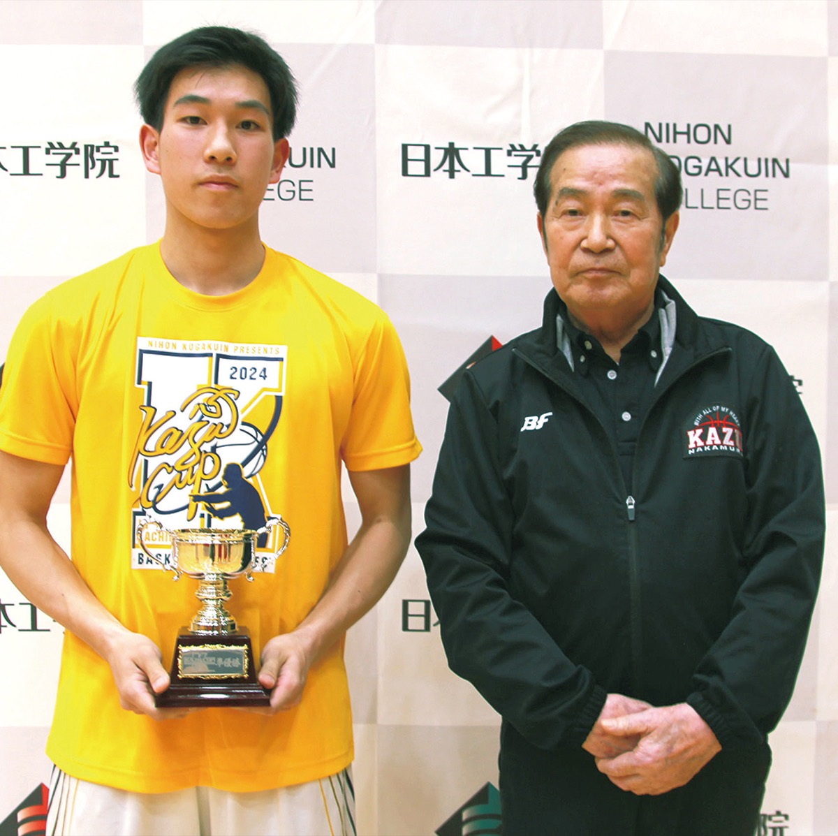 ⼋学男子バスケ部の新道キャプテン（左）と中村和雄氏＝いずれも主催者提供